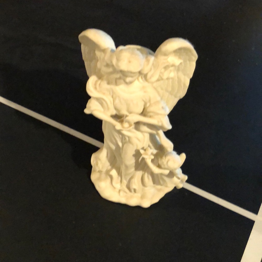part lite Angel tgat holds a candel